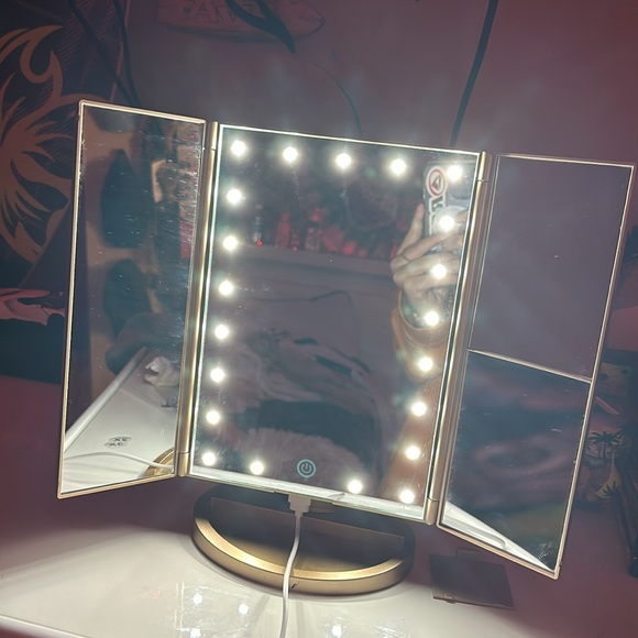 Batterie or plug in makeup mirror! - Picture 7 of 7